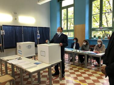 Berlusconi vota a Milano 8