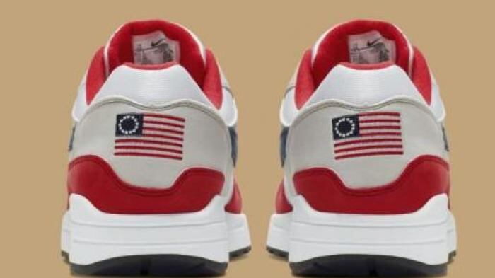 Bandiera schiavista sulle nuove scarpe: scoppia bufera su Nike