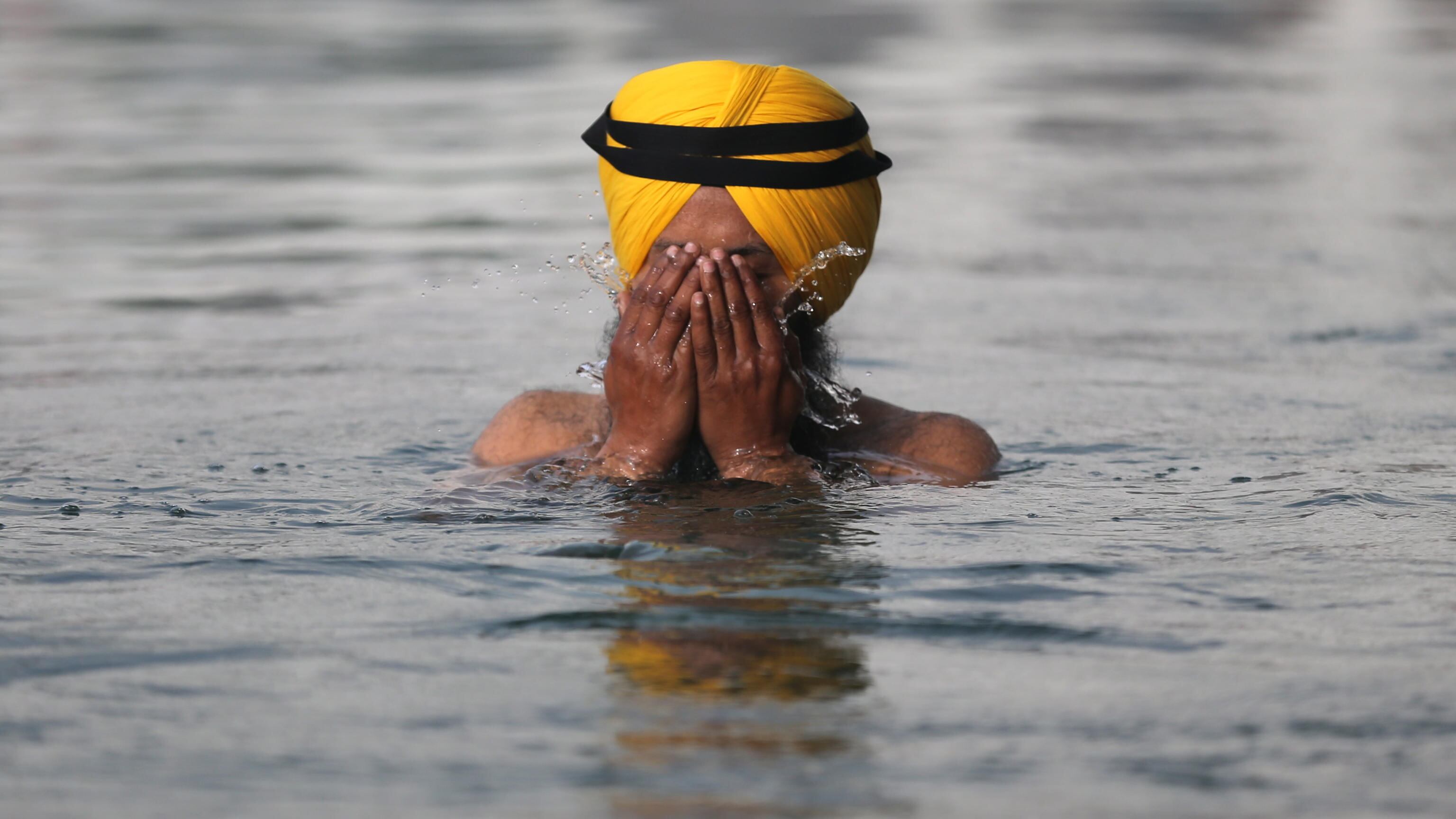 "È una schifezza". Vieta il bagno in piscina agli uomini col turbante: è polemica