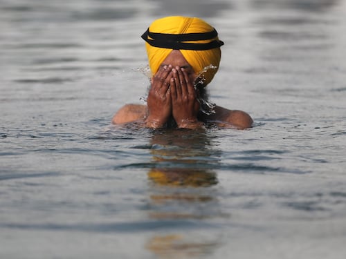 "È una schifezza". Vieta il bagno in piscina agli uomini col turbante: è polemica