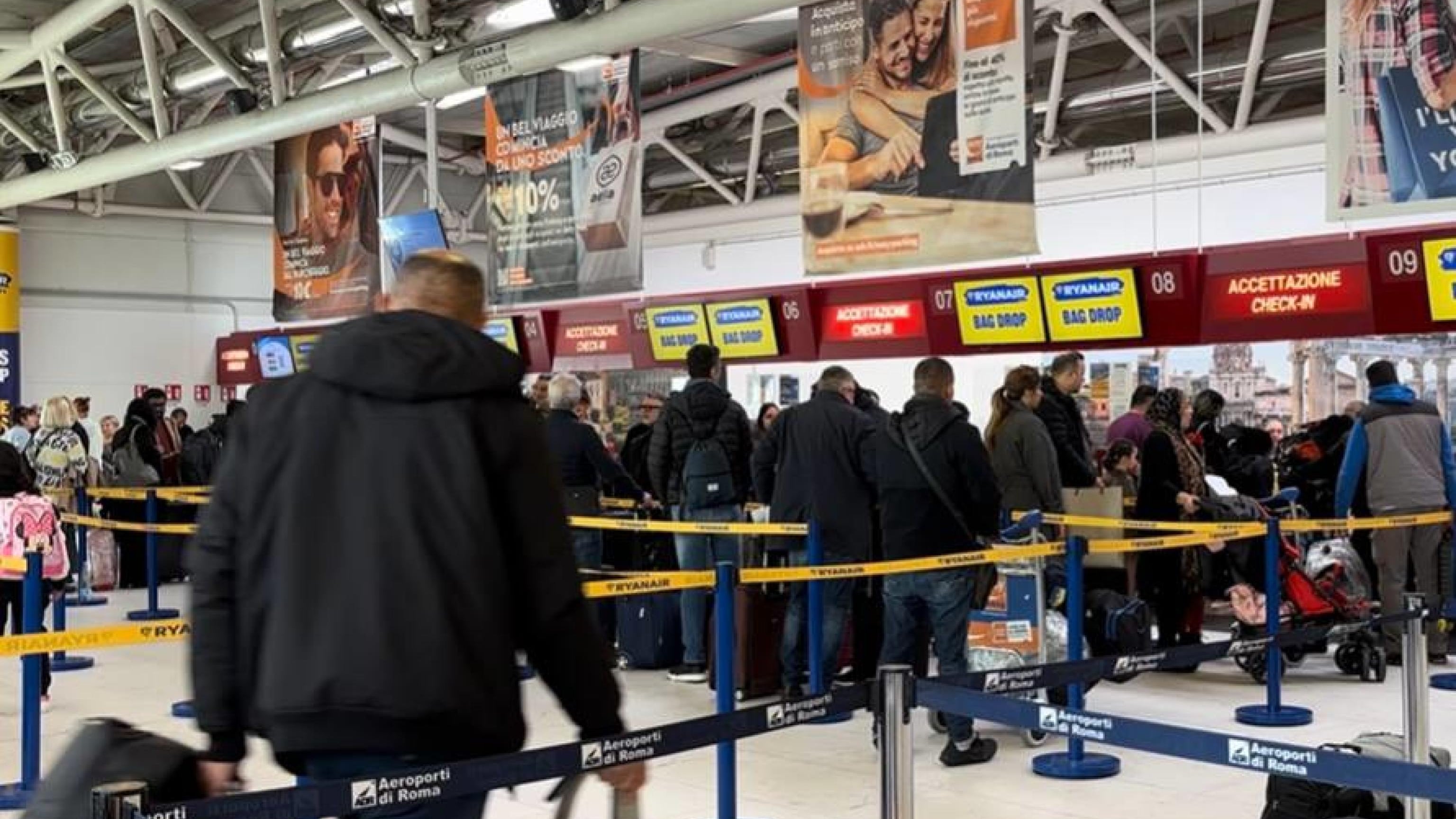 Straniero appicca un incendio all'aeroporto di Ciampino: traffico aereo sospeso. L'ombra del sabotaggio
