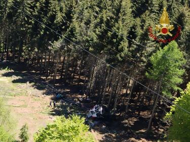Stresa, cede il cavo e funivia precipita nel vuoto: almeno 9 i morti 1