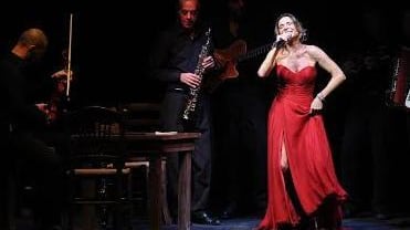 «Sul palco recito la mia Napoli tra poesie e note»