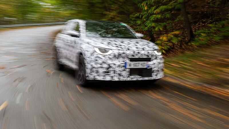 Abarth 600e, guarda tutte le foto della versione camuffata 2