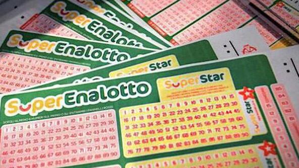 “Black Week” di SuperEnalotto SuperStar: 300 premi da 50mila euro