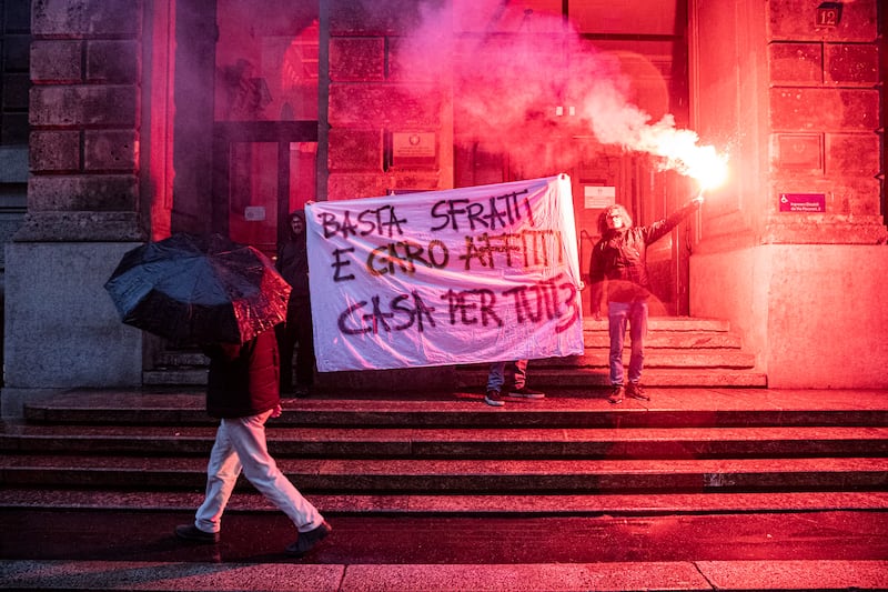 Tentativo di sfondamento contro la polizia alla Scala: nessuno scontro 2