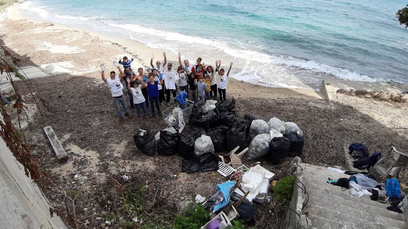 Una spiaggia piena di plastica affoga Santa Flavia 1