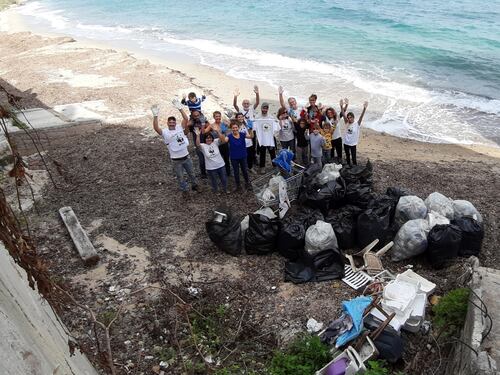Una spiaggia piena di plastica affoga Santa Flavia