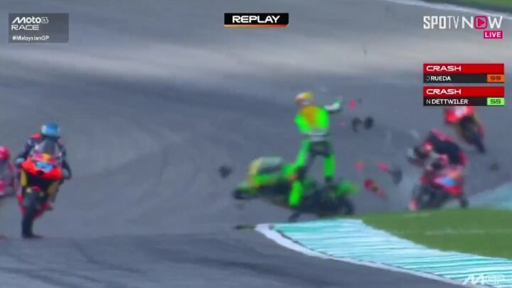 Moto 3, pauroso incidente e moto distrutte a Sepang: ecco cosa è successo