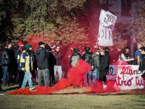 Bombe carta e botte ai passanti: la violenza anarchica a Torino