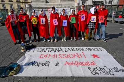 Napoli, il flash mob contro La Russa, Fontana e Meloni 7