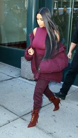Kim Kardashian hot: bionda e scollata su Twitter 20