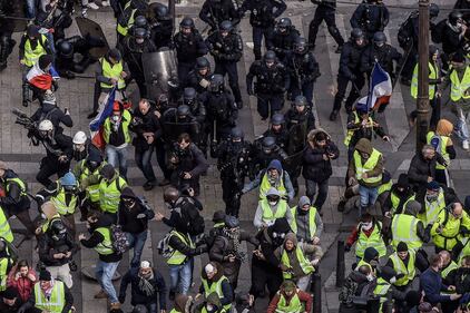 Parigi, scontri fra polizia e gilet gialli vicino l'Arco di Trionfo 4