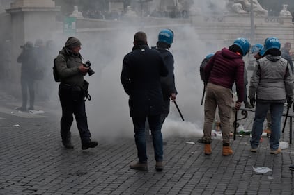 Roma, 400 ultras dell'Eintracht hanno invaso (e semidistrutto) la capitale 4