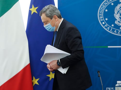 L'Ue non si fida del piano italiano. Draghi costretto a rassicurare tutti