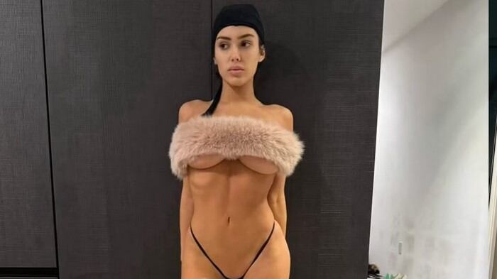 Bianca Censori in pose hot: bufera su Kanye West