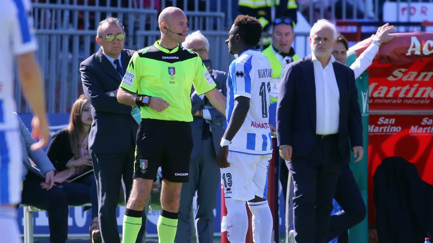 Insulti, Muntari lascia il campo: lezione a bimbi, arbitro e tifosi