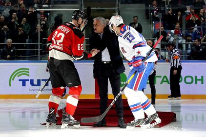 Mourinho apre la partita di hockey e scivola sulla pista 5