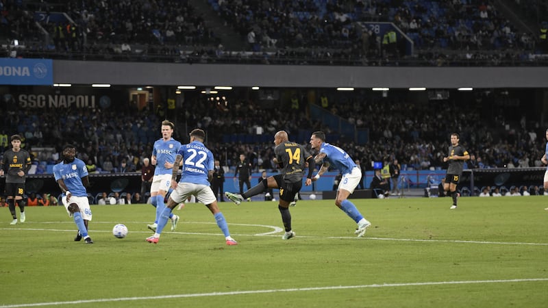 Napoli e Roma sull’ottovolante: gara “pazza”, finisce 3-3 con doppiette di McTominay e Balerdi. Espulso Allegri