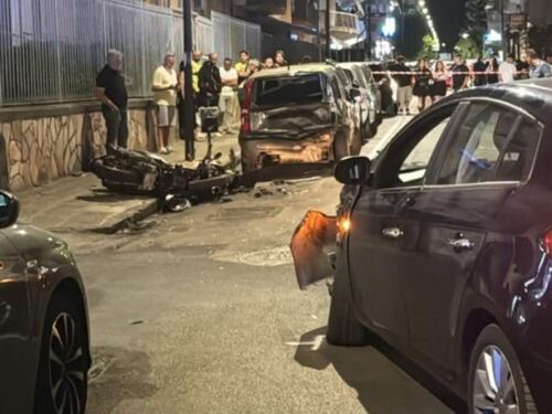 In tre su uno scooter contro un'auto: gravi due giovani nel Napoletano