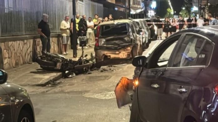 In tre su uno scooter contro un'auto: gravi due giovani nel Napoletano