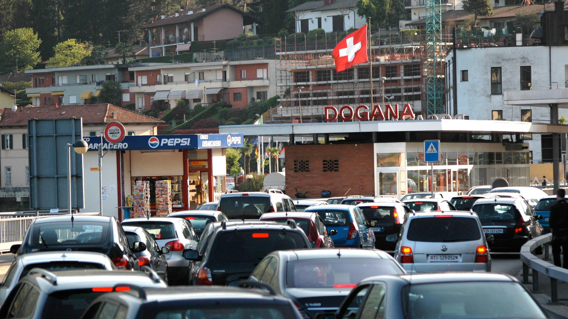 Il piano della Lega per stoppare la "tassa Renzi" sui frontalieri