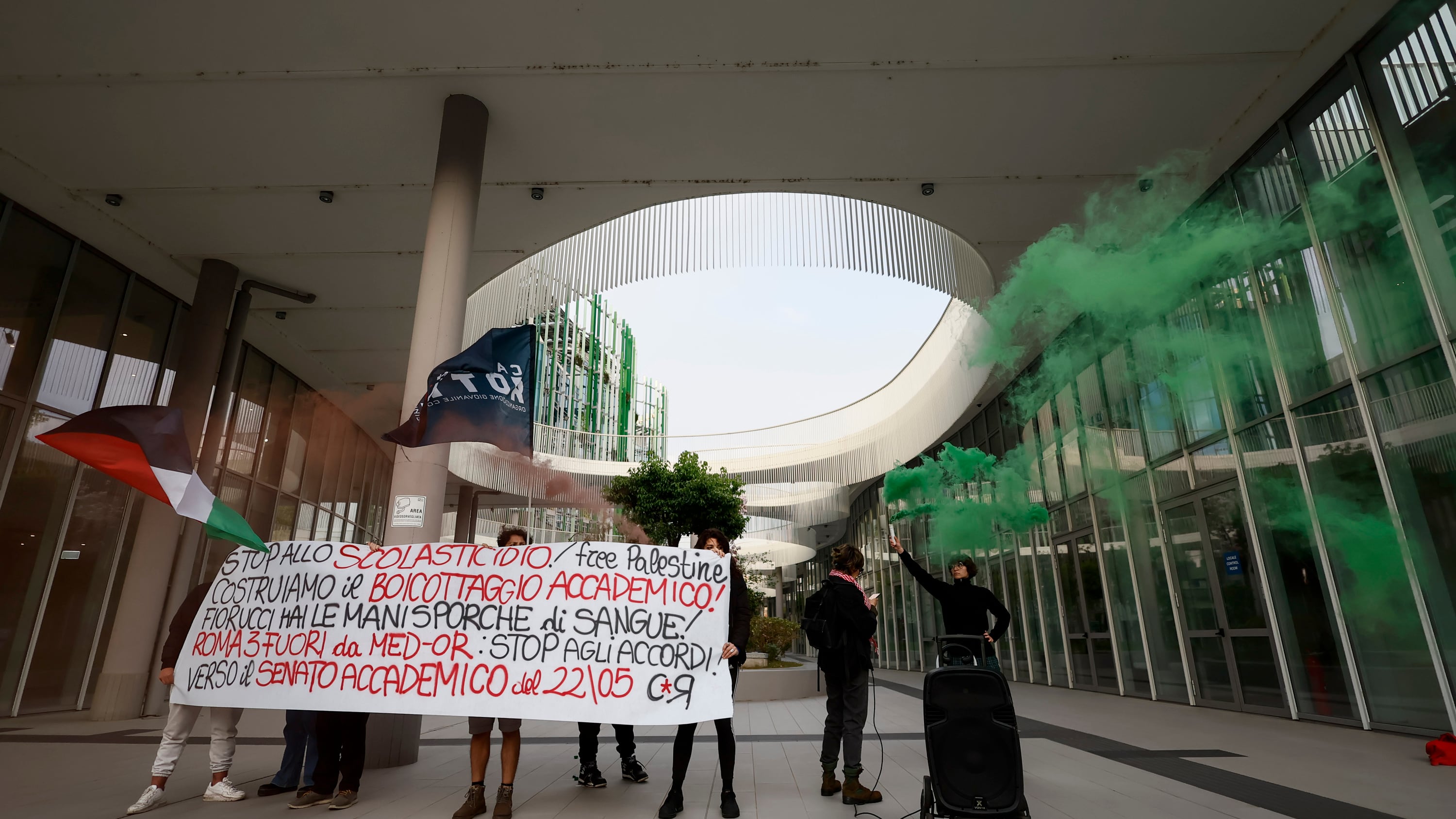 Collettivi rossi pronti a a occupare scuole e università per celebrare i terroristi palestinesi