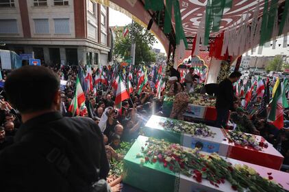 Teheran scende in piazza per i funerali dei "martiri" della guerra dei 12 giorni 9