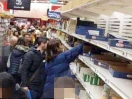 L'assalto dei francesi ai supermercati dopo le parole di Macron