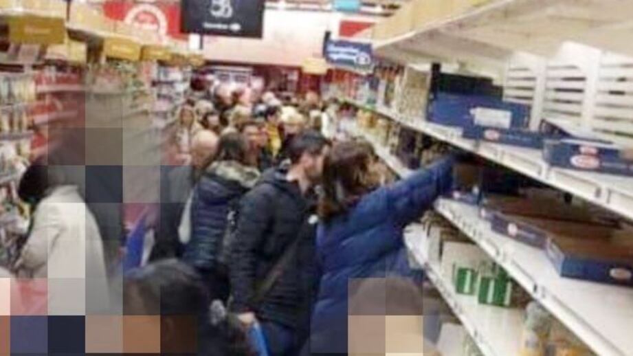 L'assalto dei francesi ai supermercati dopo le parole di Macron