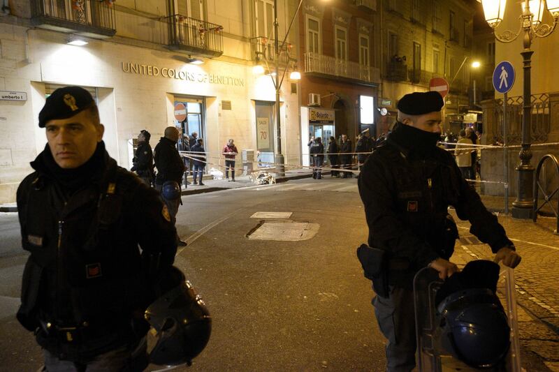 Rapina nel Napoletano, gioielliere uccide uno dei malviventi 20