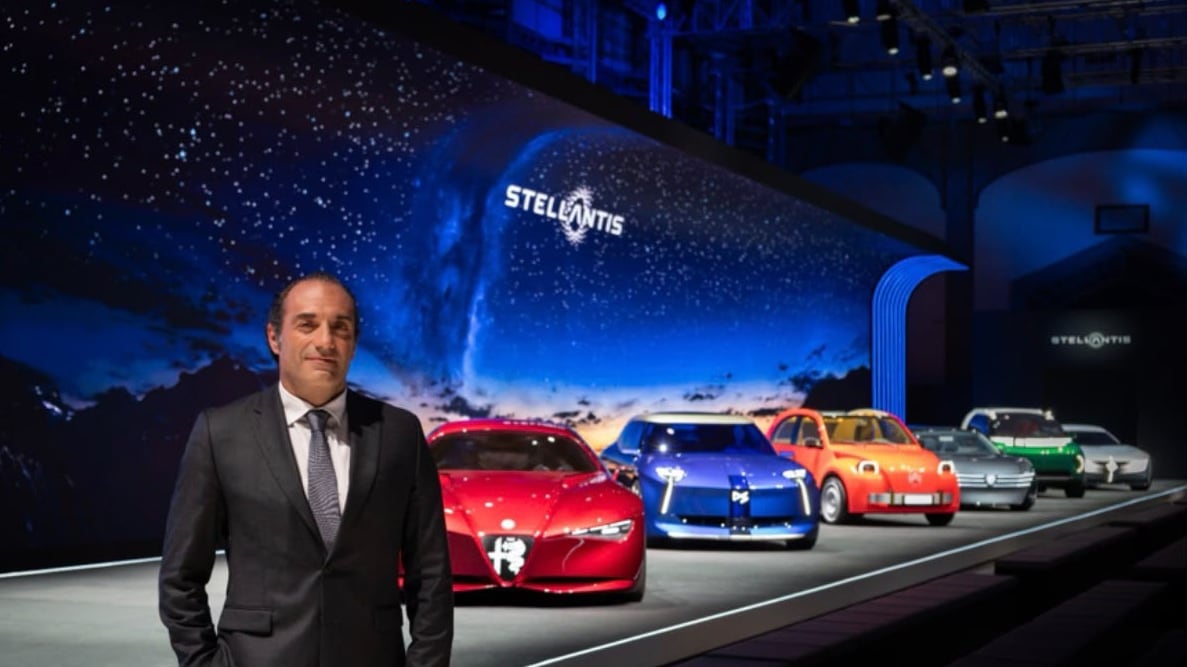 Il ceo di Stellantis, Antonio Filosa, con alle spalle i concept del gruppo esposti al Salone “Mondial” di Parigi