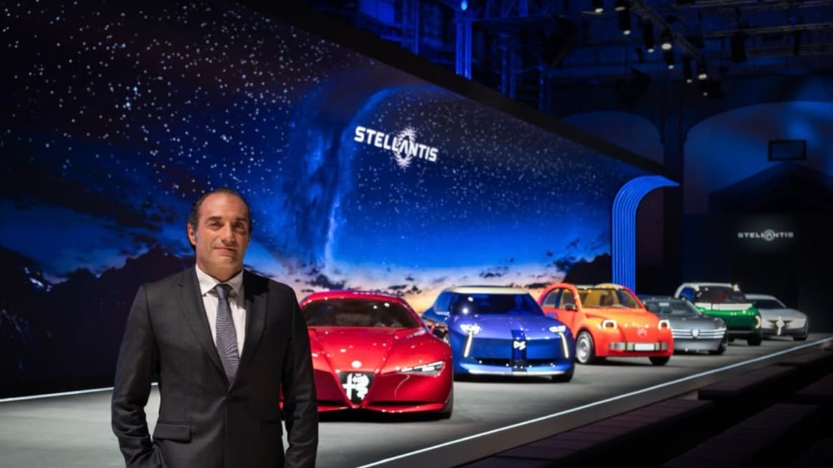 Il ceo di Stellantis, Antonio Filosa, con alle spalle i concept del gruppo esposti al Salone “Mondial” di Parigi