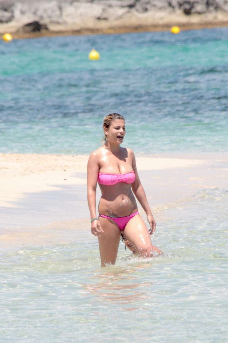 Emma Marrone, curve hot in barca 12