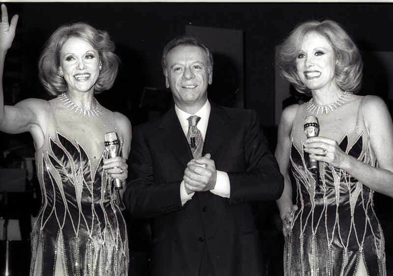 Le gemelle Kessler con Johnny Dorelli