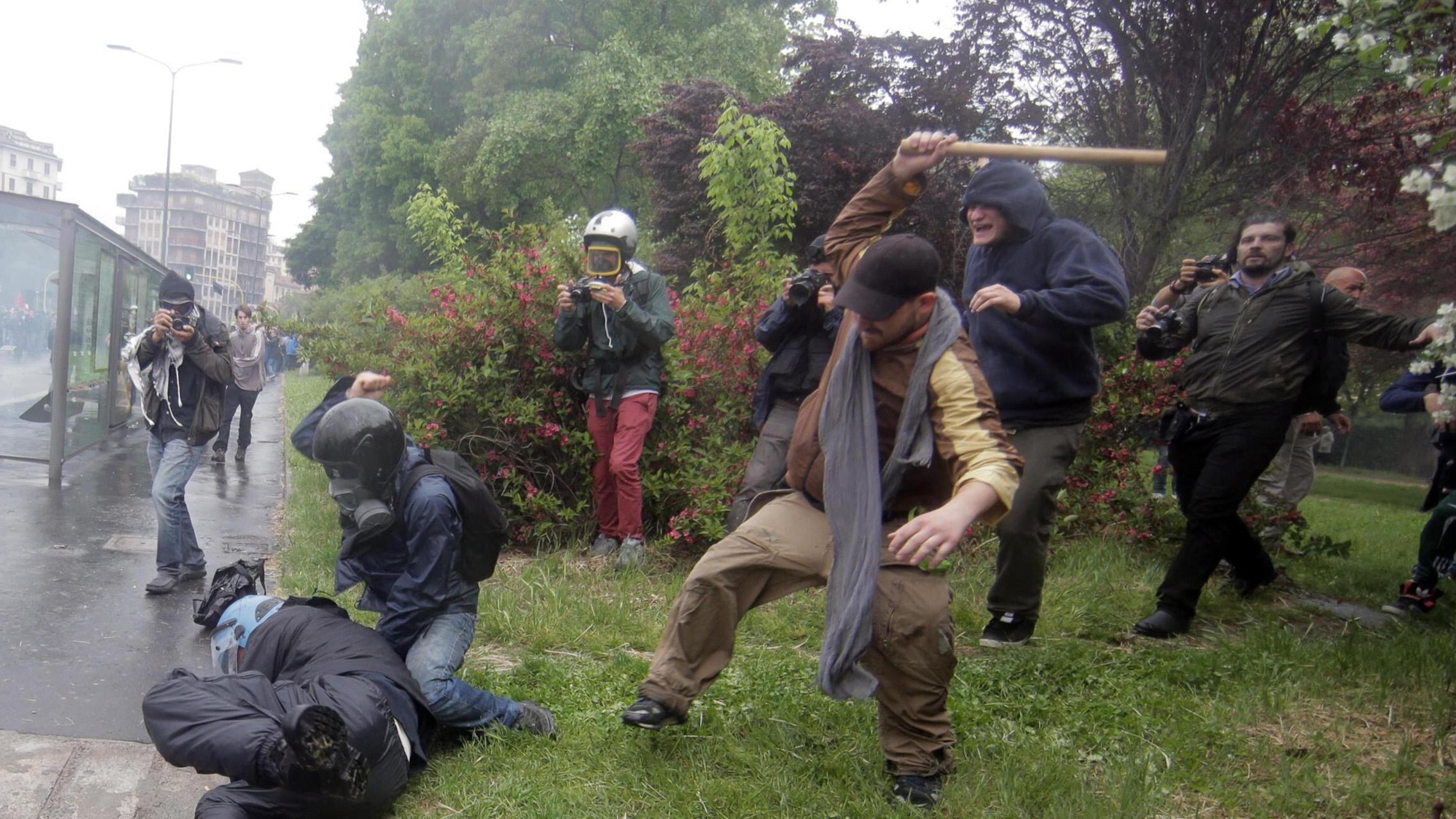 L'antagonista che pestò il poliziotto si giustifica: "Ho agito in modo impulsivo"