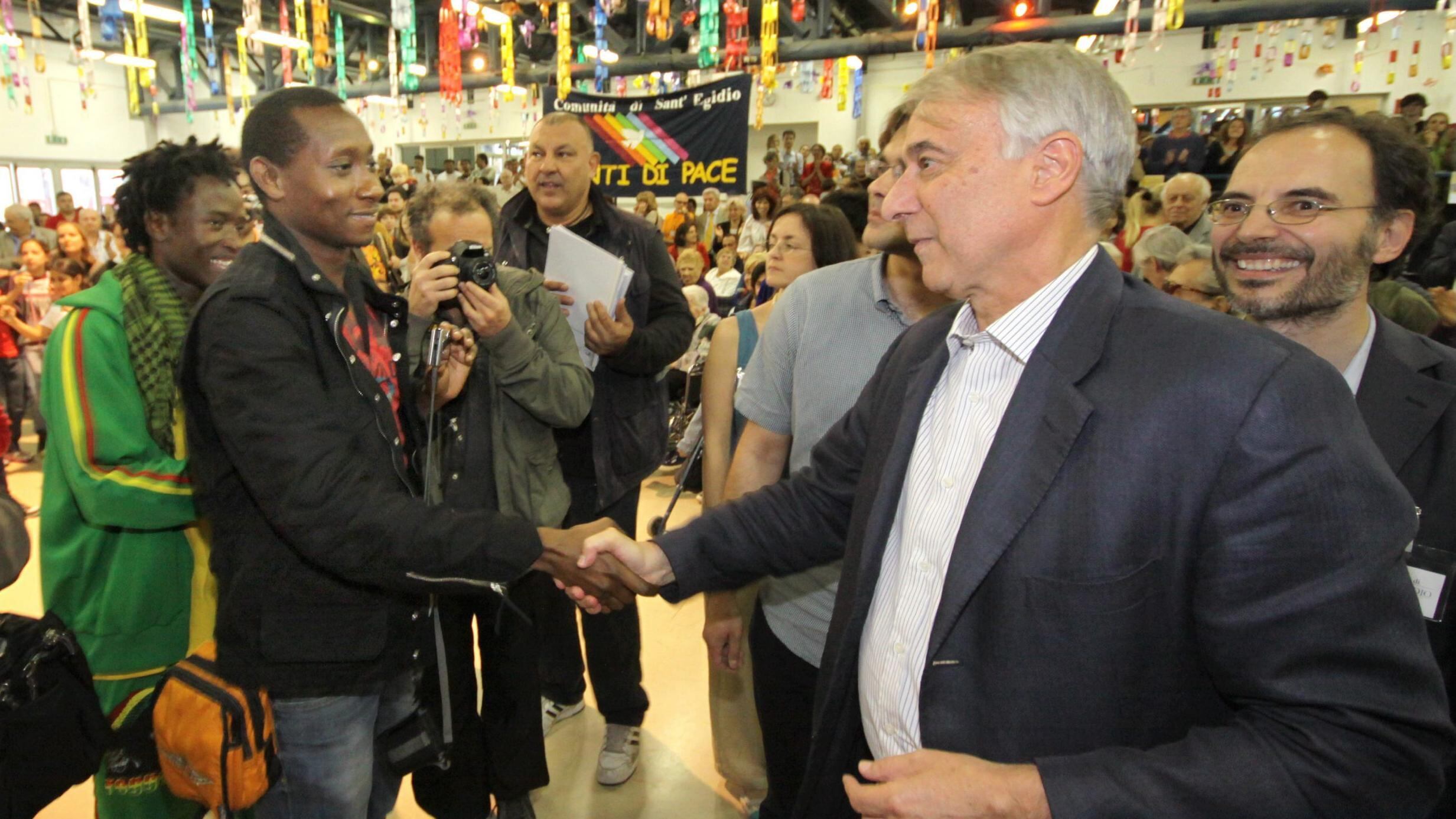 Pisapia: ai profughi case all'amianto
