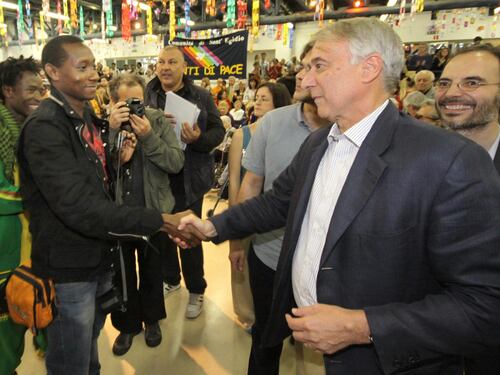 Pisapia: ai profughi case all'amianto