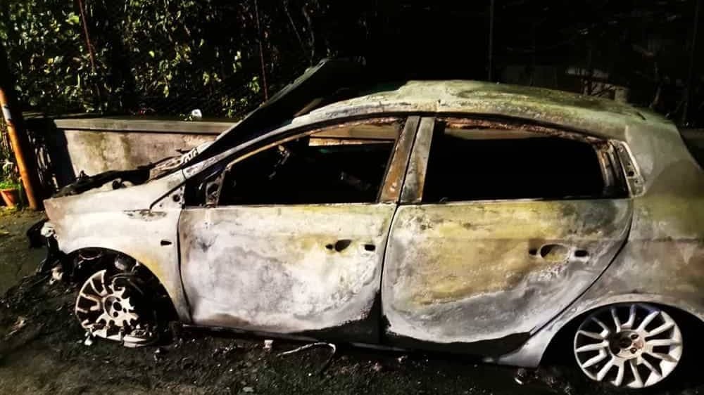 Notte di fuoco a Milano: 11 auto bruciate. È caccia al piromane