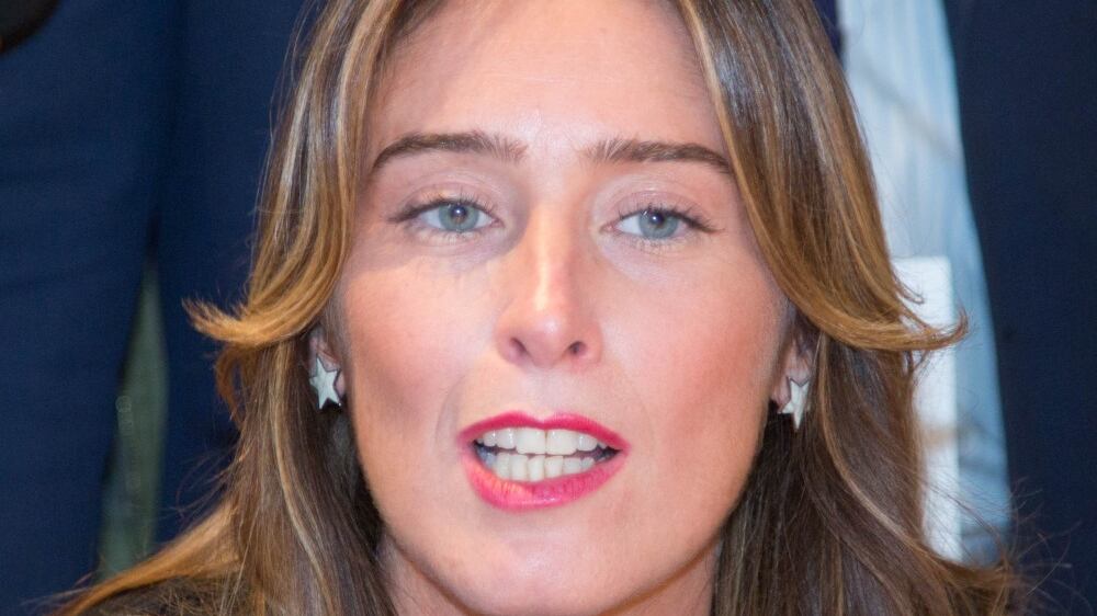Maria Elena Boschi si fa notare per il look aggressivo. E fa litigare la sinistra