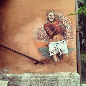 Totti come il papa, diventa un murales a Roma 5