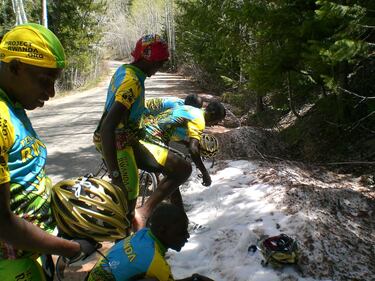 Allenamento con sorpresa: i ciclisti del Ruanda vedono per la prima volta la neve 10