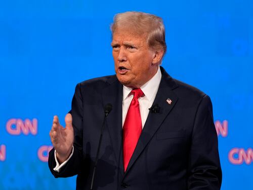 Astuzia, disciplina e lo sfottò che va a segno. Trump vince da "statista". E la Borsa fa festa