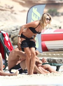 Elenoire Casalegno, topless bollente in spiaggia 18