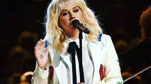 Standing ovation per Kesha, i social chiedono sia liberata dal suo produttore