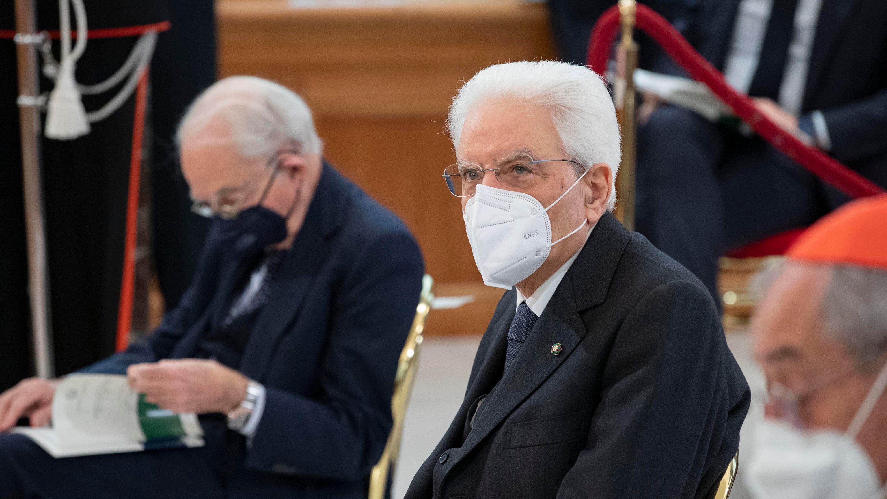 Mattarella chiede la riduzione dell'assegno: ecco la cifra