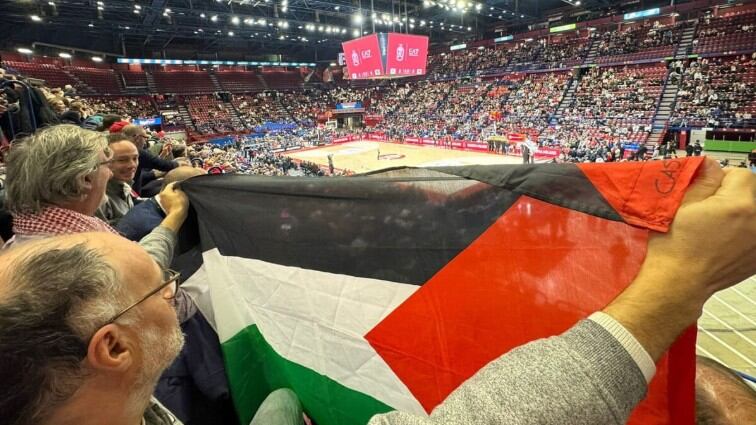 Espone bandiera palestinese al match Olimpia-Tel-Aviv, multato Luca Paladini