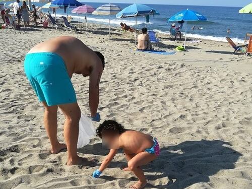 Famiglia napoletana in vacanza ripulisce la spiaggia dai rifiuti
