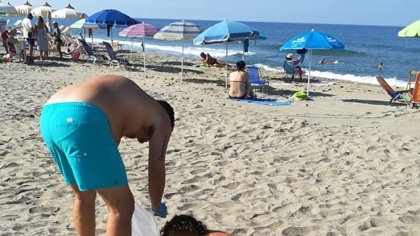 Famiglia napoletana in vacanza ripulisce la spiaggia dai rifiuti