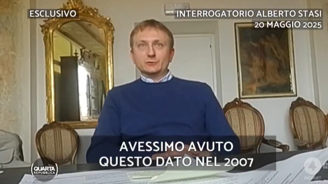 “Il muretto non l’ho rotto io. Se l’impronta 33…”. I video di Stasi durante la testimonianza a Napoleone